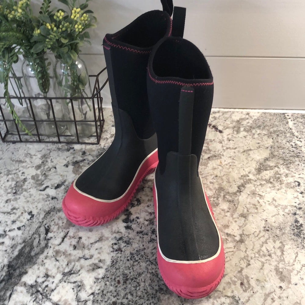 Mucks - KIDS Size 2 LIKE NEW !!!!